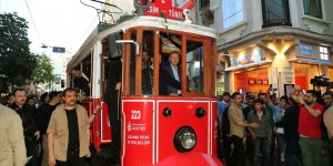 Cumhurbaşkanı Erdoğan Beyoğlu'nda nostaljik tramvaya bindi