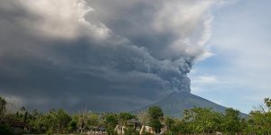 Agung Yanardağı yeniden kül püskürtmeye başladı