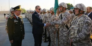 Erdoğan'dan Katar'daki Türk birliğine ziyaret