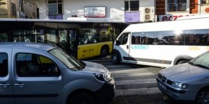 İETT otobüsü servis minibüsüne çarptı sonra dükkana girdi: 1 ölü, 3 yaralı
