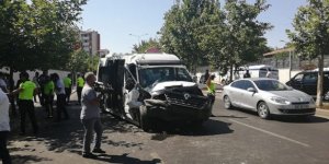 Yolcu minibüsü traktöre çarptı: 15 yaralı