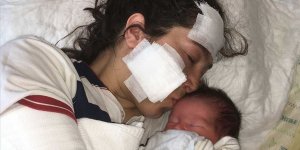 Doğumdan sonra eşi hastanede bıçaklamıştı!  Anne bebeğini kucağına aldı