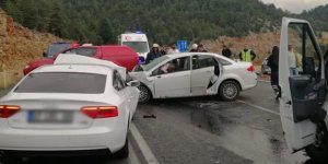 Antalya'da iki otomobil çarpıştı: 4 ölü