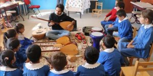 Köy Çocuklarına Müzik Enstrümanlarını Tanıtıyor
