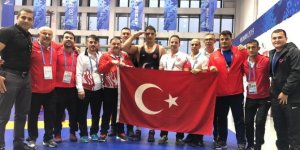 Taha Akgül, 125 kilo serbest stilde şampiyon oldu