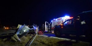 Hafif ticari araçla minibüs çarpıştı: 4 ölü, 4 yaralı