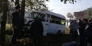 Otomobil ile minibüs çarpıştı: 15 yaralı