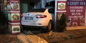 Kadıköy'de otomobil lokantaya girdi
