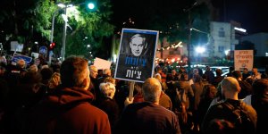 On binlerce İsrailli Netanyahu'yu protesto etti