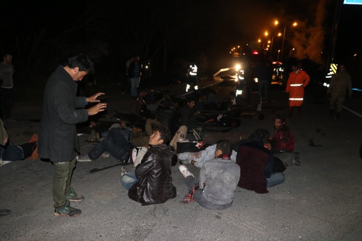Kaçak göçmenleri taşıyan minibüs kaza yaptı: 17 ölü, 36 yaralı