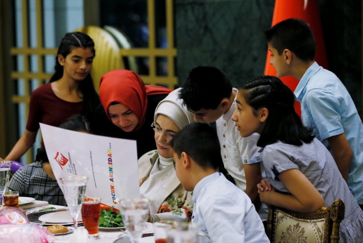 Emine Erdoğan'dan yetim çocuklara iftar