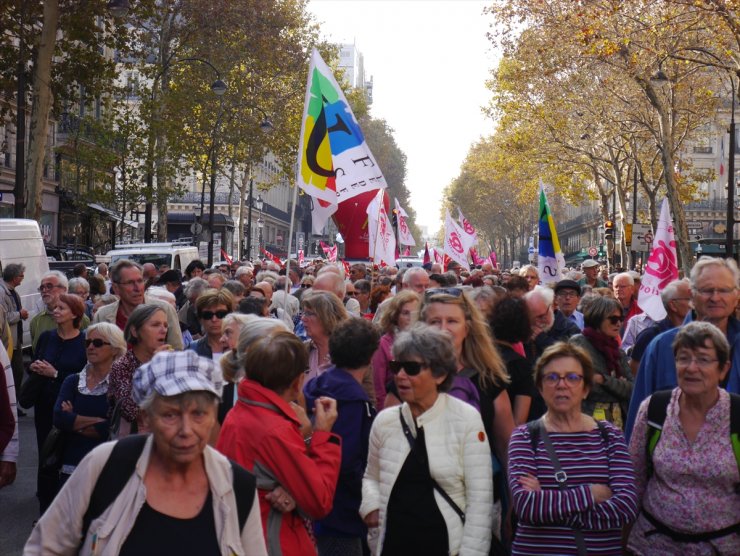 Fransa'da emekliler sokaklara çıktı