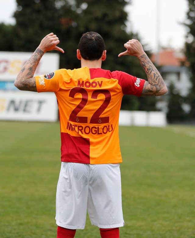 aslan-mitroglou-formayi-giydi-iste-ilk-pozu-1.jpg