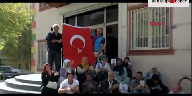 HDP önünde eyleme katılan aileler Türk bayrağı açtı